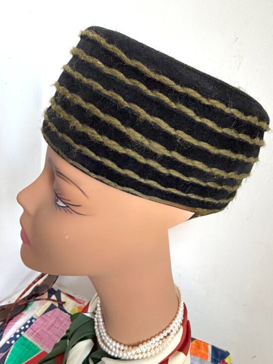 Vintage 40s Midcentury Velour Original Pillbox Toque Flat Crown Striped Hat main image 7